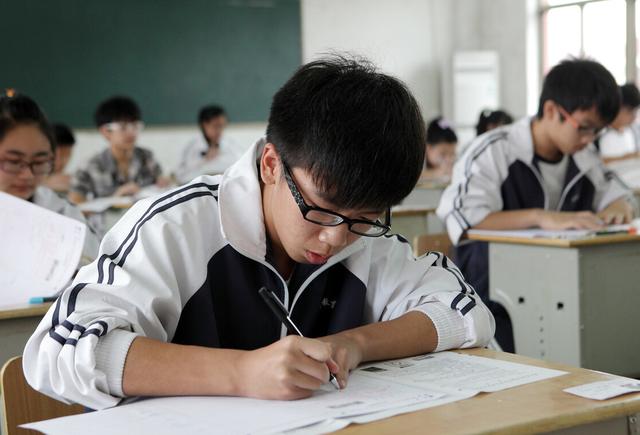 中考生迎来“坏消息”,有些初中生将无缘高中,愁坏学生和家长
