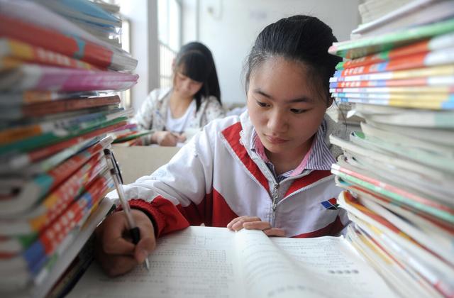 中考生迎来“坏消息”,有些初中生将无缘高中,愁坏学生和家长