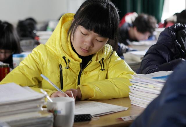 中考生迎来“坏消息”,有些初中生将无缘高中,愁坏学生和家长