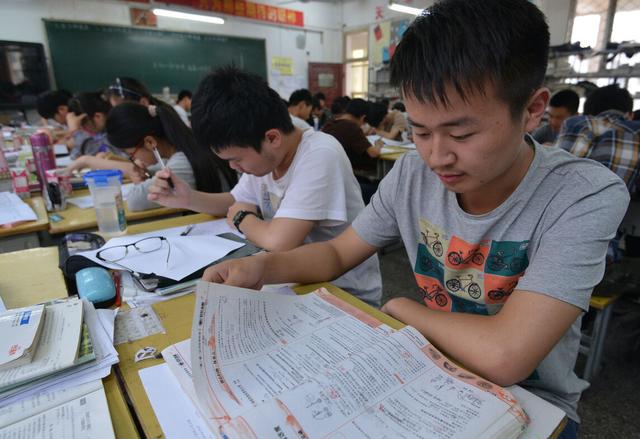 中考生迎来“坏消息”,有些初中生将无缘高中,愁坏学生和家长