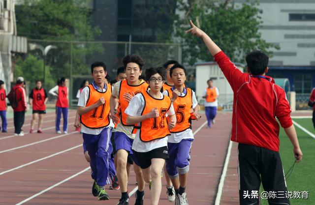 初三学生迎来坏消息，中考上岸难度加大，普高录取比例降低