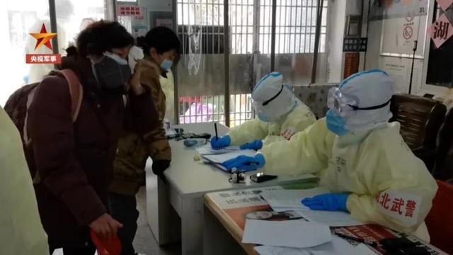 军医为康复中考生辅导功课!网友:学霸给补课一定考不差