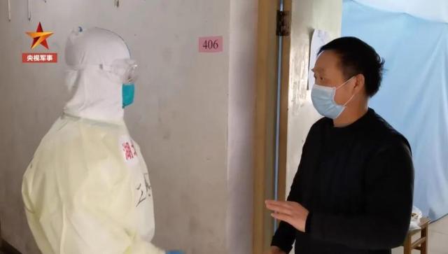 军医为康复中考生辅导功课!网友:学霸给补课一定考不差