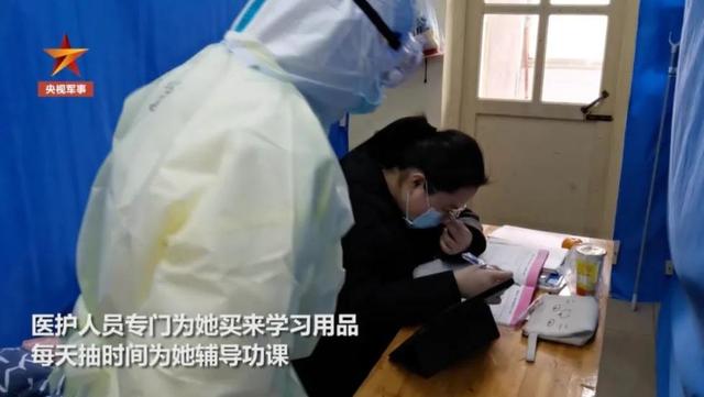 军医为康复中考生辅导功课!网友:学霸给补课一定考不差