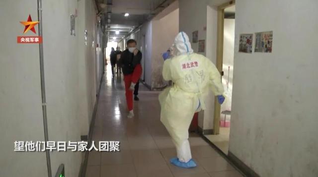 军医为康复中考生辅导功课！网友：学霸给补课一定考不差