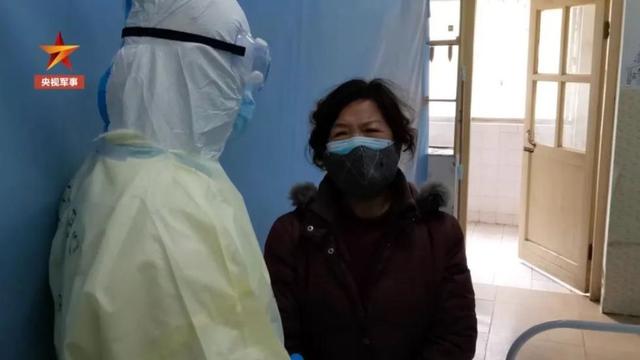 军医为康复中考生辅导功课!网友:学霸给补课一定考不差