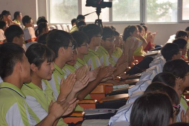 心态阳光 决胜中考!西平四中举行考前心理辅导释放压力