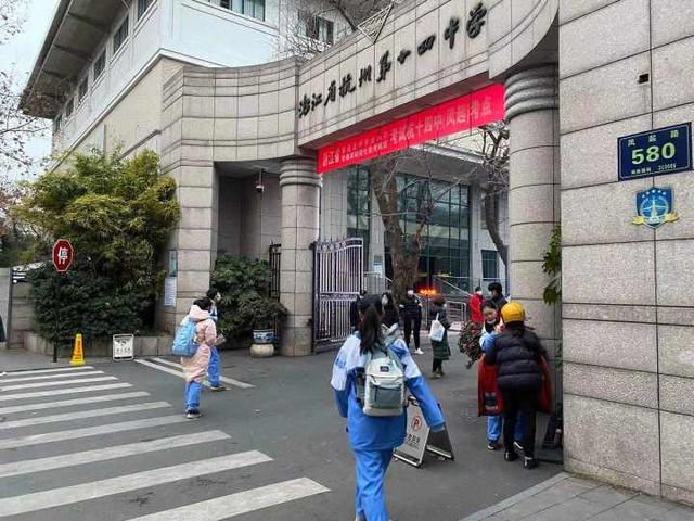 2021首场高考今日收官,考场外陪考“降温”了,家长群里“云加油”沸腾着