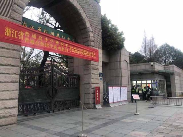 2021首场高考今日收官,考场外陪考“降温”了,家长群里“云加油”沸腾着