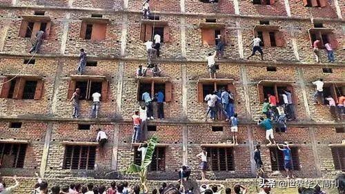 “不作弊,我怎么上大学?”:开挂的印度高考,有多疯狂?