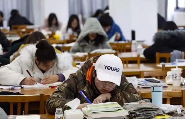 考研究竟多难?大学生考研“热度空前”,报名当天研招网“崩”了