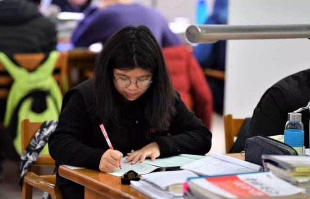 考研究竟多难?大学生考研“热度空前”,报名当天研招网“崩”了