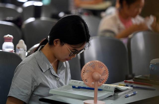 考研究竟多难?大学生考研“热度空前”,报名当天研招网“崩”了