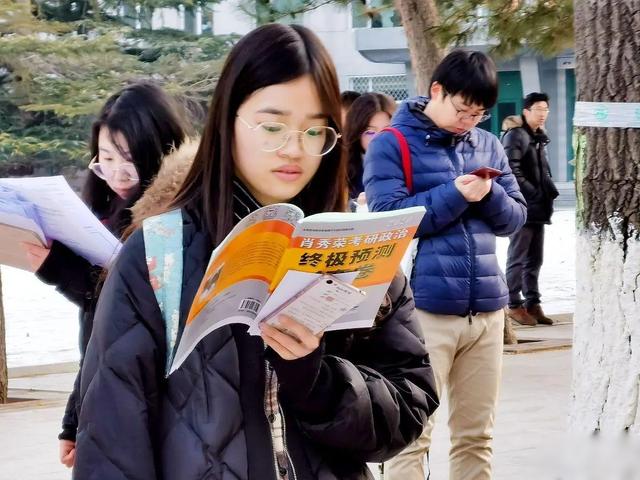 2021考研政治结束,肖秀荣再登上热搜榜,考生内心笑出杀猪声