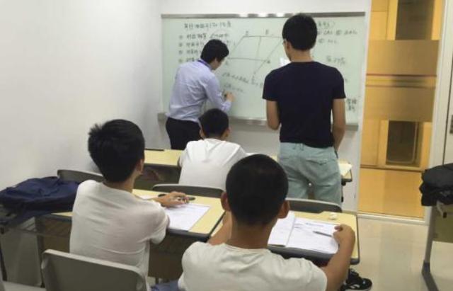 高考生迎来好消息,补习班的“好日子”到头了,家长:早该如此了
