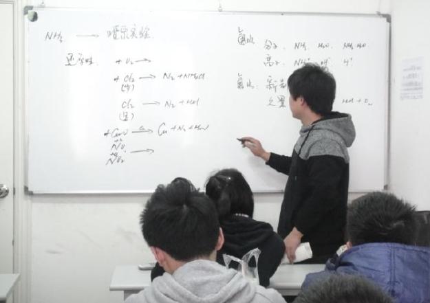 高考生迎来好消息,补习班的“好日子”到头了,家长:早该如此了