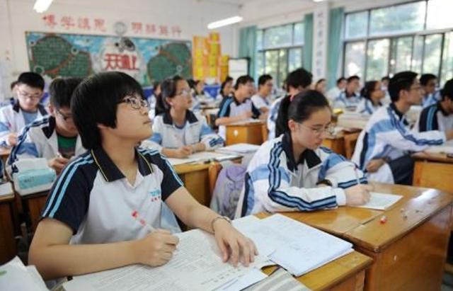 高考生迎来好消息,补习班的“好日子”到头了,家长:早该如此了