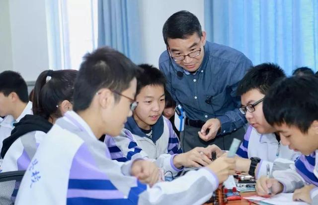 高考生迎来好消息,补习班的“好日子”到头了,家长:早该如此了