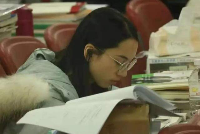 考研党迎来2个“坏消息”:原本考研竞争力就很大,现在难上加难