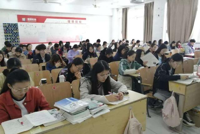 考研党迎来2个“坏消息”:原本考研竞争力就很大,现在难上加难