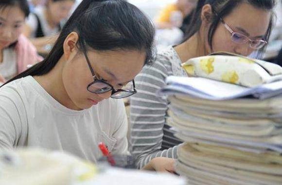 一位妈妈含泪自述:孩子高三一年,交了20万补课费,却打水漂了
