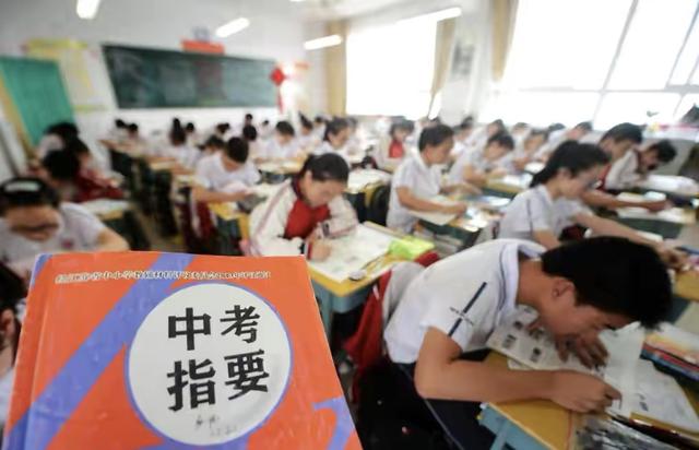 中考生迎来“坏消息”,上岸难度加大,学生:我太难了