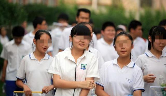 中考生迎来“坏消息”,上岸难度加大,学生:我太难了