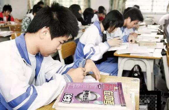 初中生迎来“坏消息”,中考录取比例有所调整,考高中的难度加大