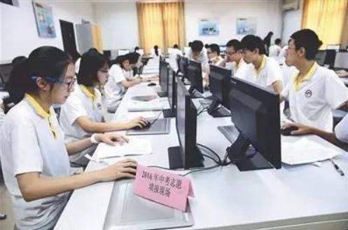 初中生迎来“坏消息”,中考录取比例有所调整,考高中的难度加大