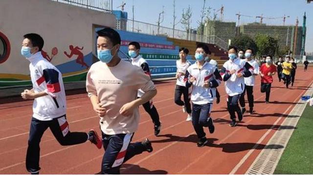 教育部发表通知,中考生将迎来又一重大改革,学生们叫苦连天