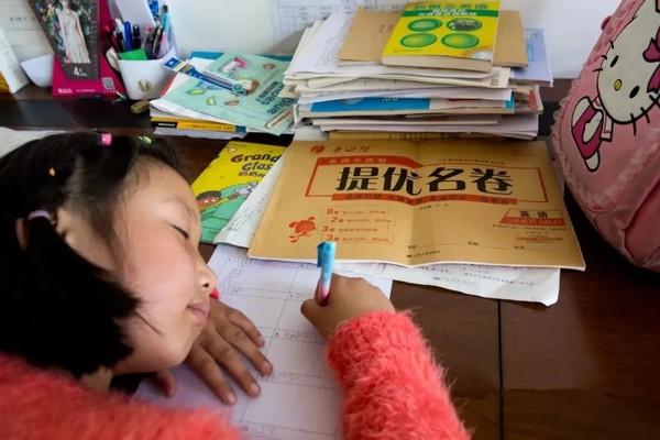 剧场效应:逼孩子上补习班真的有用?大多数高考状元不上补习班