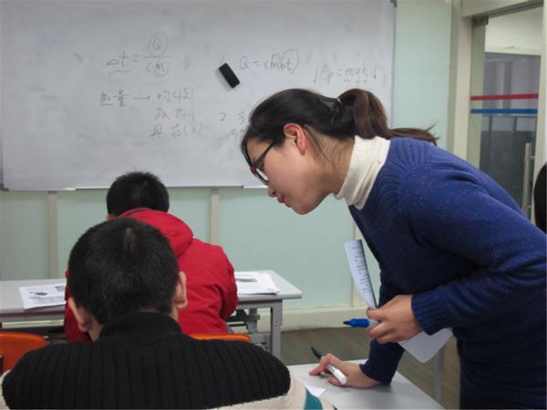 剧场效应:逼孩子上补习班真的有用?大多数高考状元不上补习班