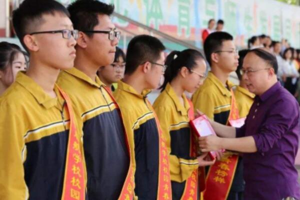 学生在升入高中以后,再看初中时的难题,为什么会觉得简单?