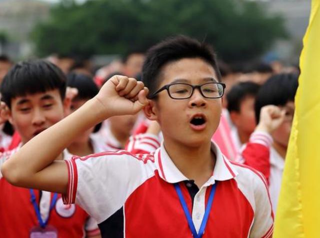 中考50%录取率,对晚熟男生太不公平,家长呼吁延长义务教育
