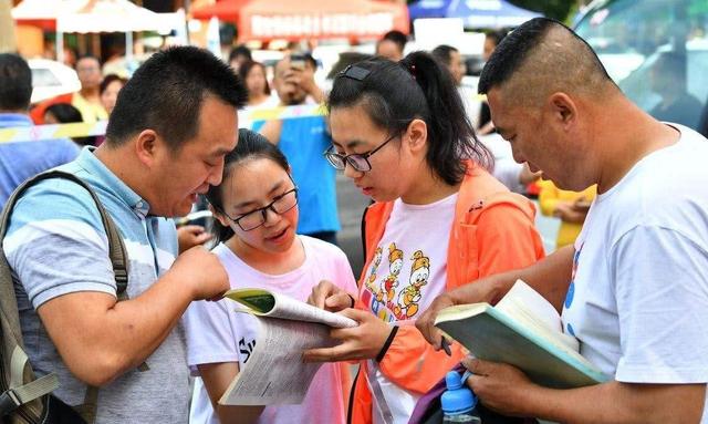 2020年高考数学结束,有人一出考场就哭了,考生:难道又是葛军?
