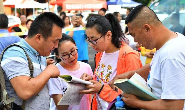 2020年高考数学结束，有人一出考场就哭了，考生：难道又是葛军？