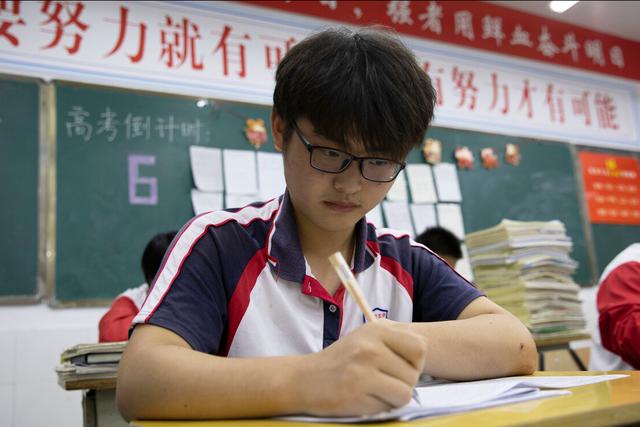 2021届高考生迎来“好消息”,上大学难度降低,家长拍手叫好