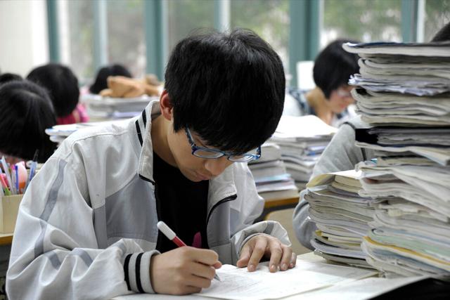 2021届高考生迎来“好消息”,上大学难度降低,家长拍手叫好