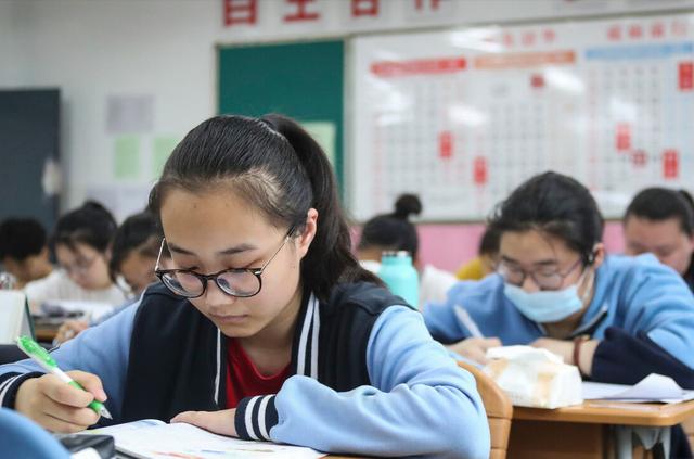 2021届高考生迎来“好消息”,上大学难度降低,家长拍手叫好